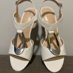 Jones New York Elegant White Sandals with Silver Accent